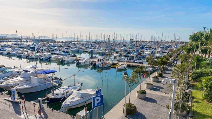 Imagen de pantalanes del puerto deportivo de AlcÃºdia.