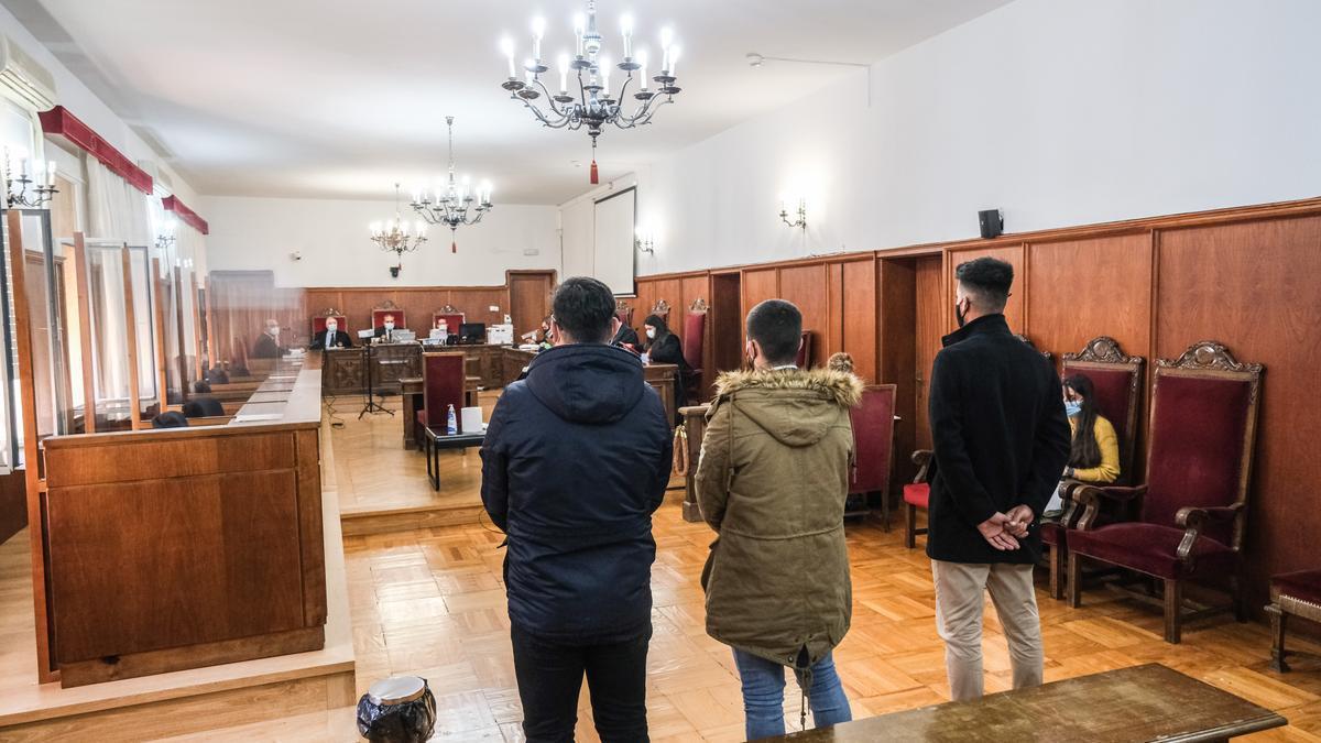 Los tres condenados por la agresión sexual en grupo a una mujer en 2016, durante el juicio en la Audiencia Provincial de Badajoz.