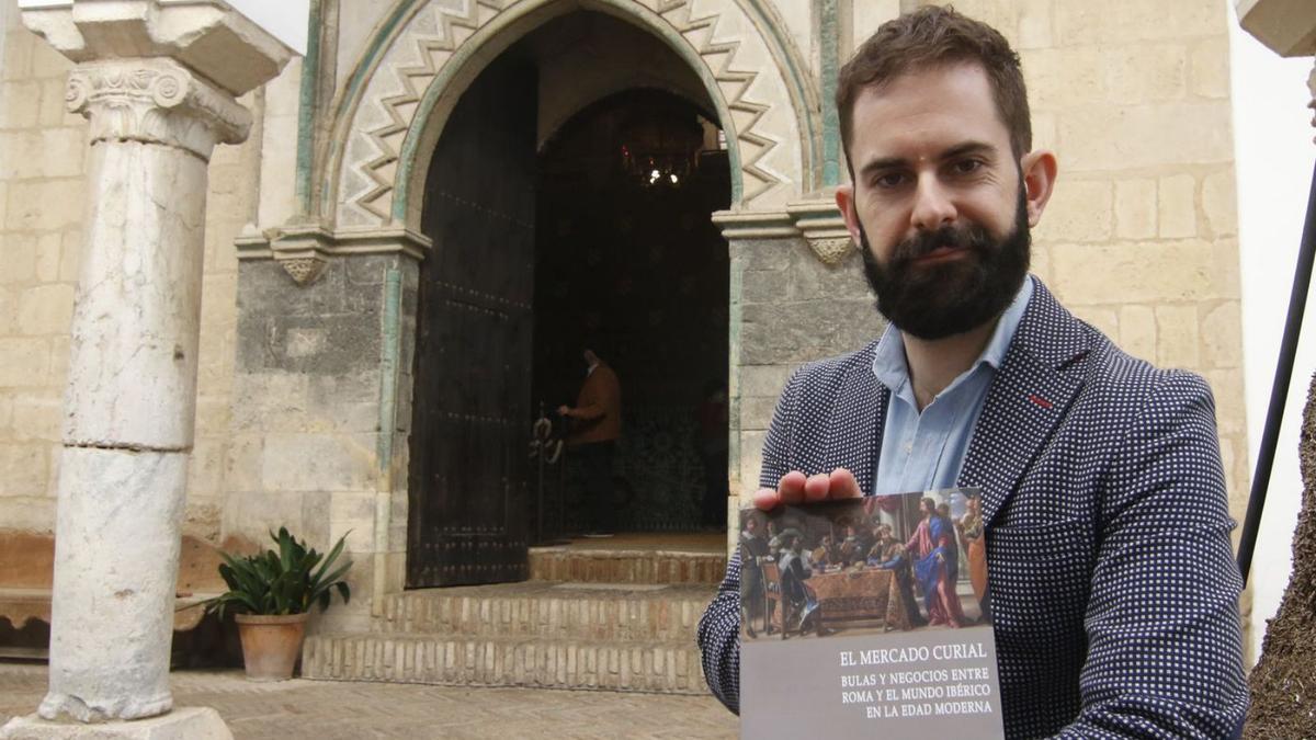 Antonio José Díaz Rodríguez, con su obra galardonada con el Premio Nacional de Historia.