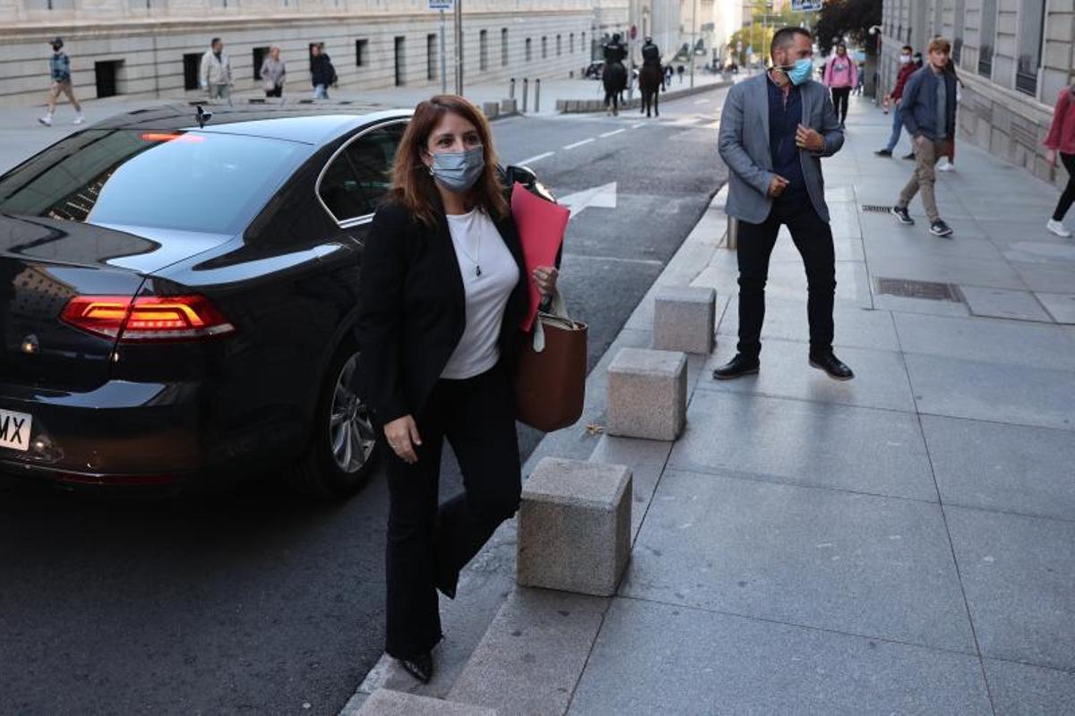 La vicesecretaria general del PSOE, Adriana Lastra, a su llegada a la reunión de la mesa de seguimiento de los acuerdos de coalición, este 25 de octubre de 2021 en el Congreso.