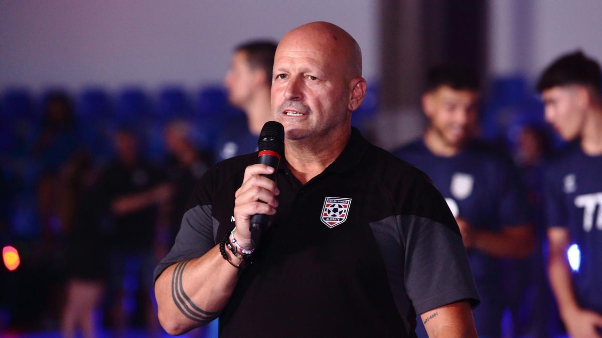 Fernando Latorre, técnico del EÓN, habla en la previa al partido con el ID Caserío