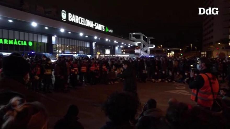 Un miler de manifestants caminen de Sants cap al centre de Barcelona en la sisena nit de protestes