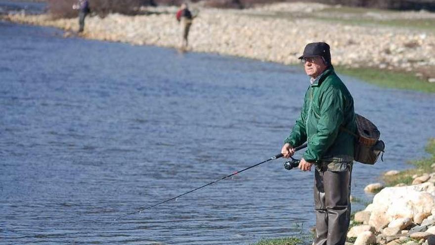 Pescadores en el río Tera.