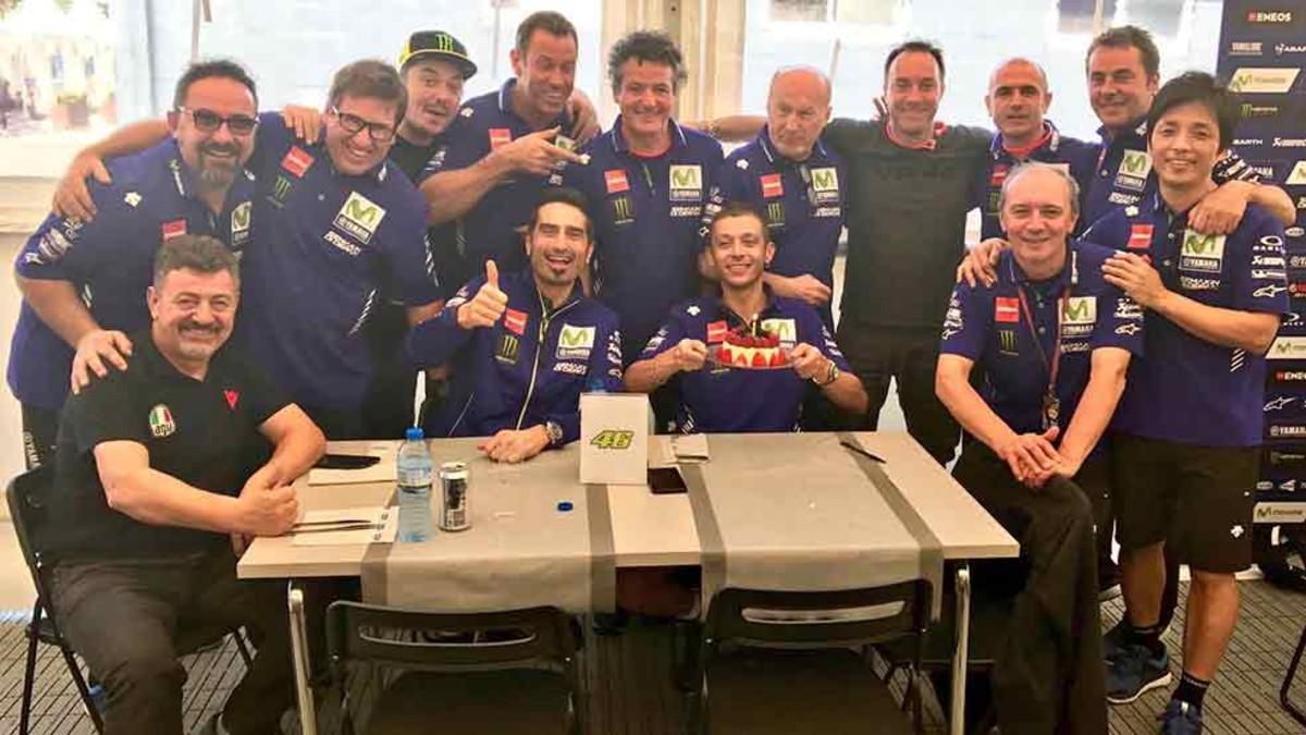 Rossi, con la tarta de Yamaha por su 38 cumpleaños