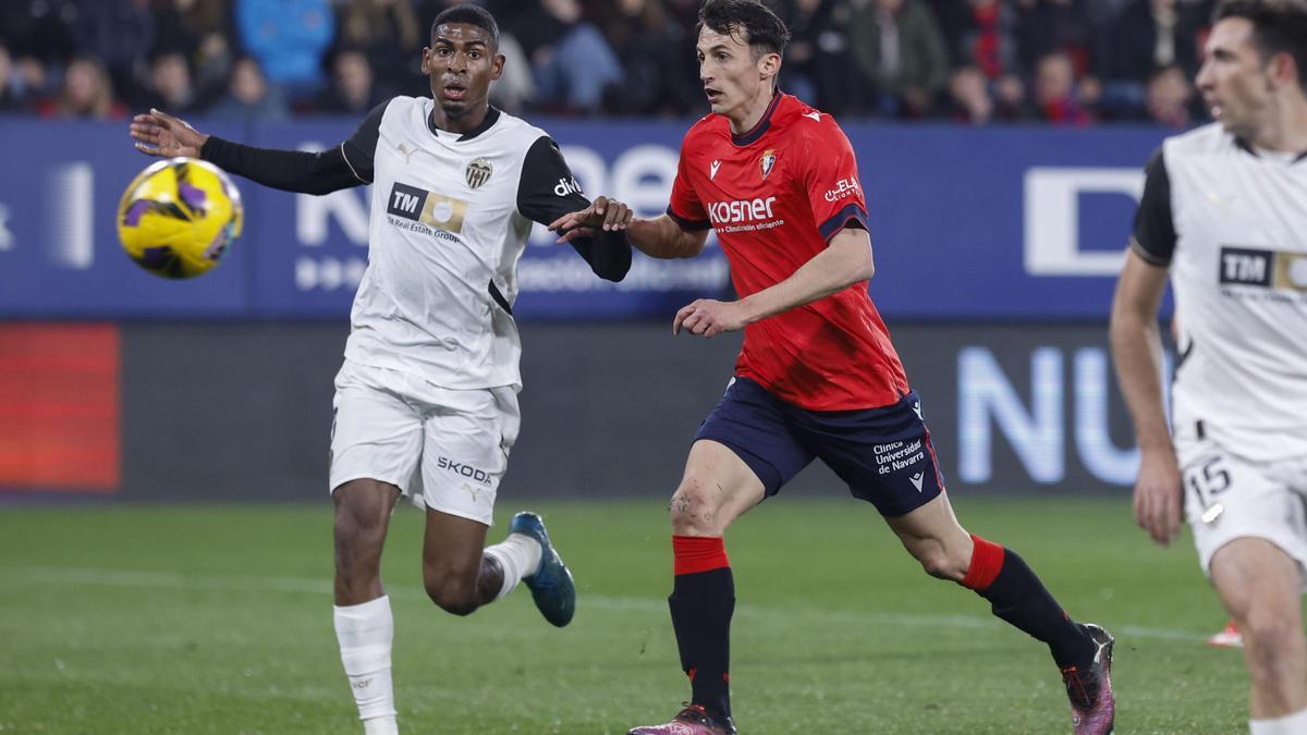 Mosquera junto a Budimir durante el CA Osasuna - Valencia CF
