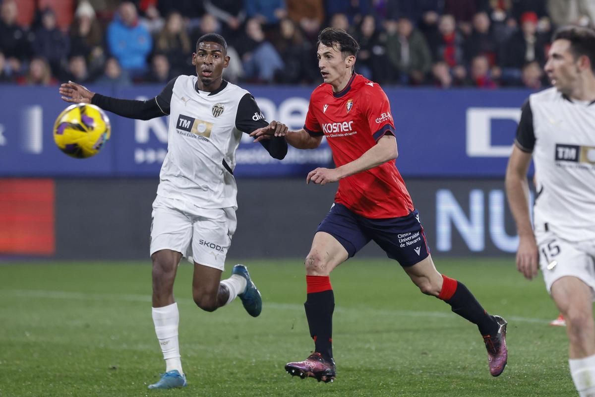 Mosquera junto a Budimir durante el CA Osasuna - Valencia CF