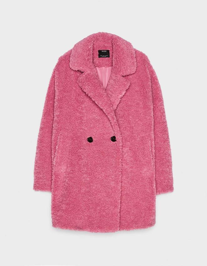 Abrigo largo de borrego en color rosa de Bershka que es muy similar a uno que tiene en su armario Chiara Ferragni