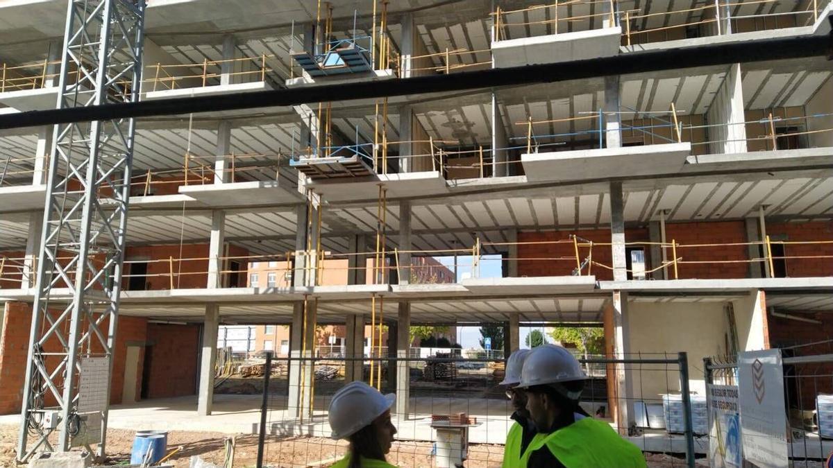 Viviendas colaborativas para jóvenes de la calle Burgos, durante las obras de construcción.