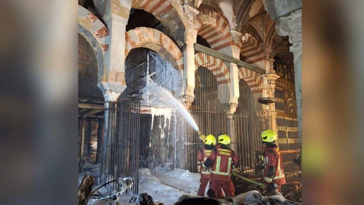Actuación de los bomberos en la Mezquita-Catedral.