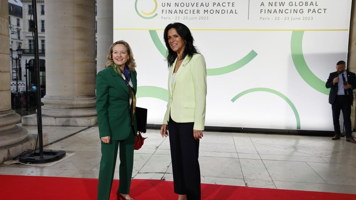 La vicepresidenta Nadia Calviño, a su llegada a la Cumbre por un Nuevo Pacto Financiero Mundial, en París, es recibida por la secretaria de Estado de Desarrollo, Chrysoula Zacharopoulou.
