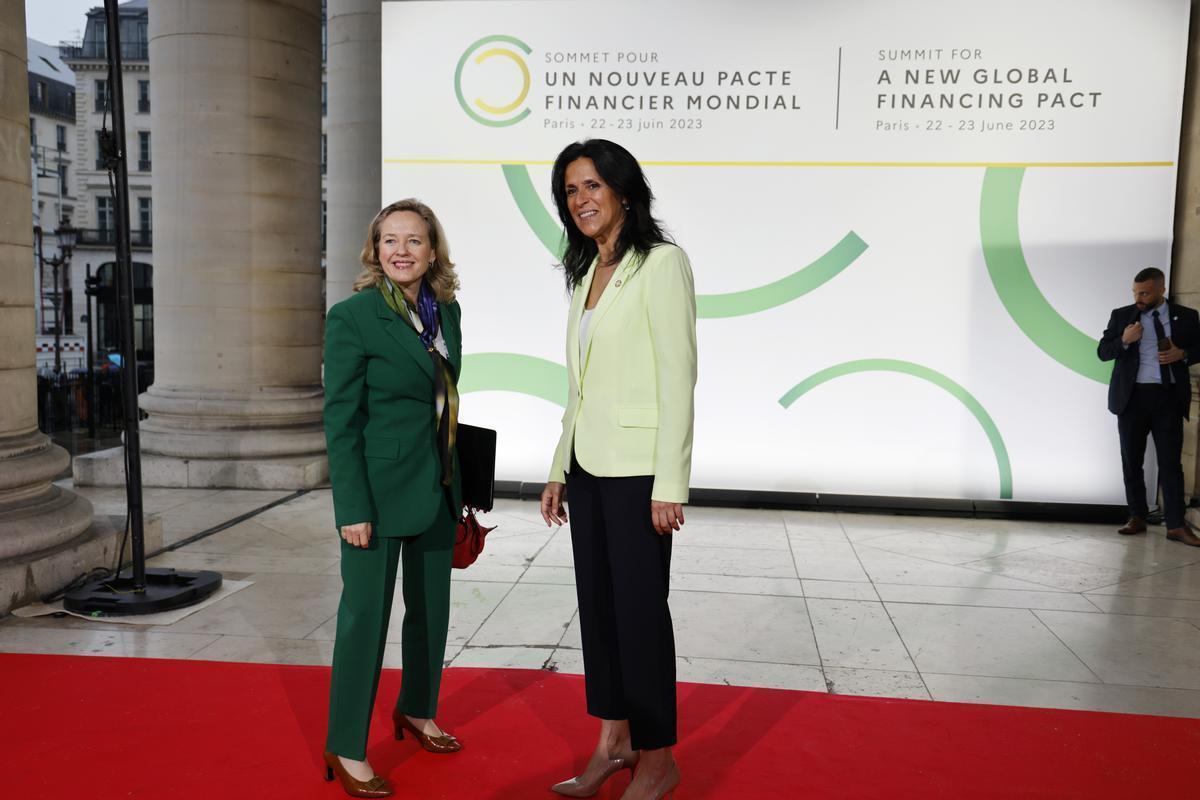 La vicepresidenta Nadia Calviño, a su llegada a la Cumbre por un Nuevo Pacto Financiero Mundial, en París, es recibida por la secretaria de Estado de Desarrollo, Chrysoula Zacharopoulou.