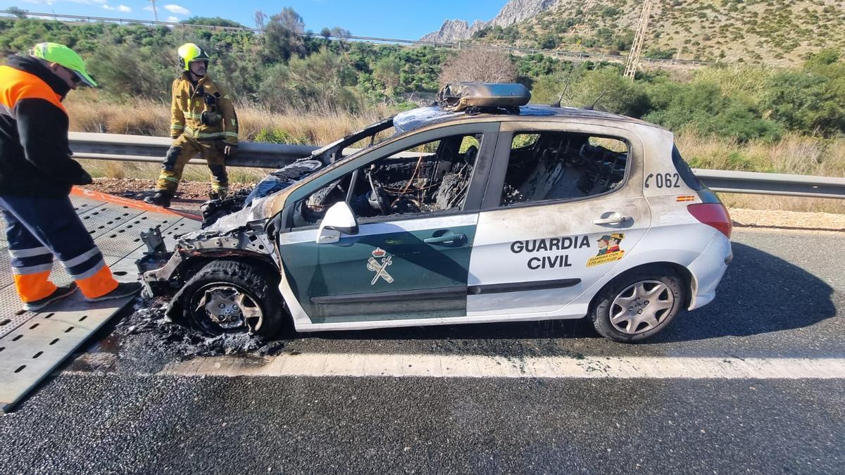 Ilesos dos guardias civiles al arder un coche patrulla entre Ondara y El Verger