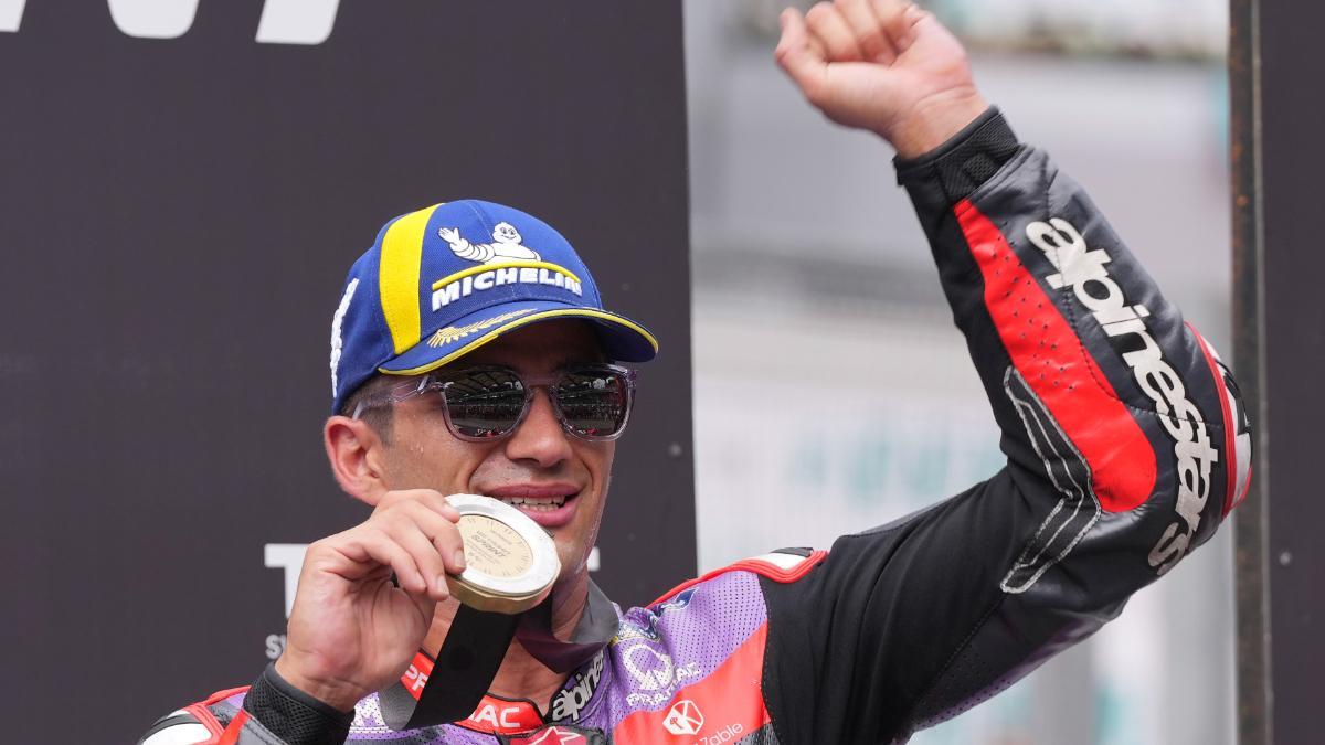 Jorge Martín (Ducati) muerde la medalla de vencedor de la prueba al 'sprint' de hoy en Malasia.