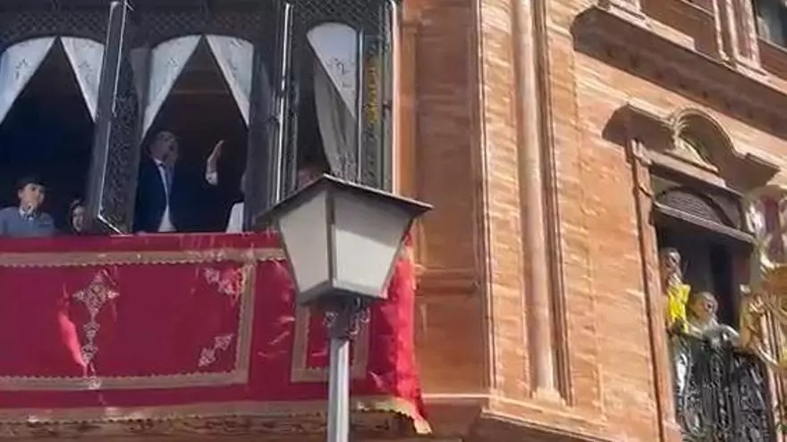 Vídeo | Le cantan una saeta al Señor de la Sed desde un balcón del barrio de Nervión