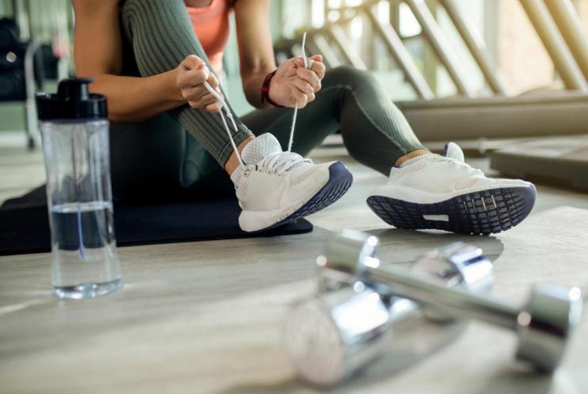 Una mujer en un gimnasio.