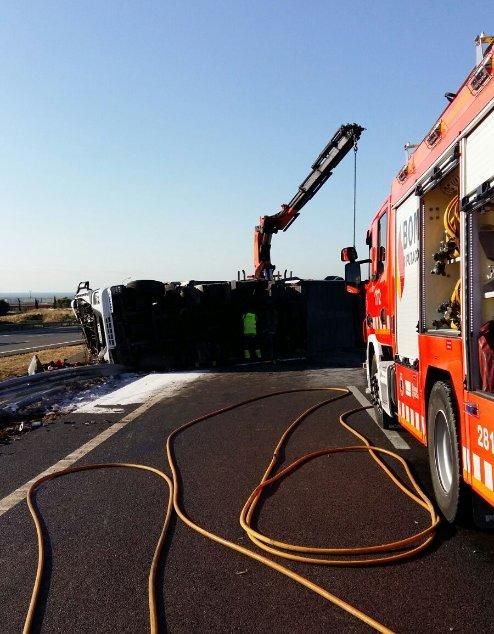 Imágenes del camión cargado con sosa caústica y accidentado hoy en la AP-7, a la altura de Sagunt.