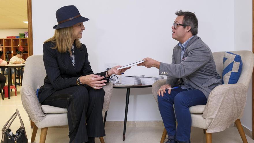 La infanta Elena en su visita a Down Las Palmas.