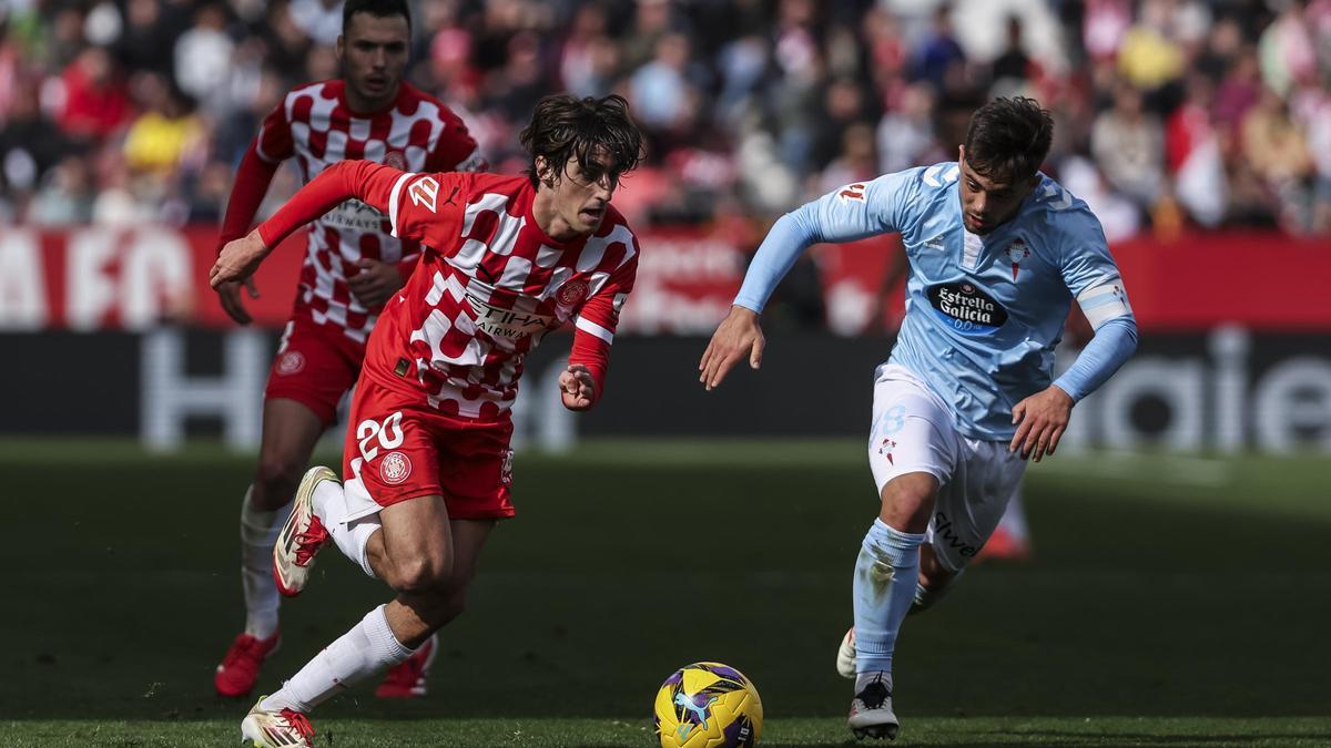 Bryan Gil del Girona FC y Fran Beltran del Celta durante una jugada del partido de este sábado.