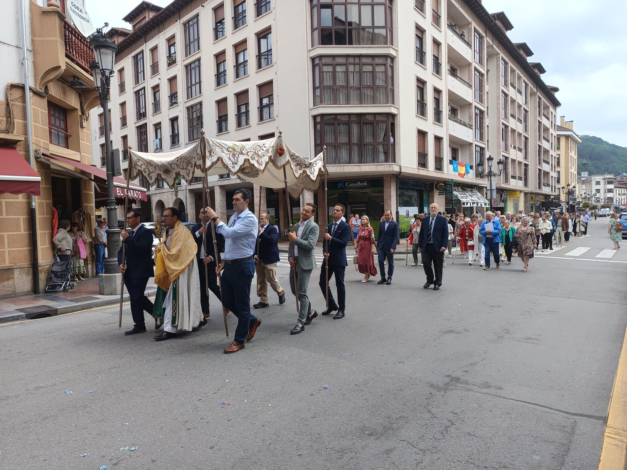 Espectaculares alfombras florales en Cangas de Onís por el Corpus Christi