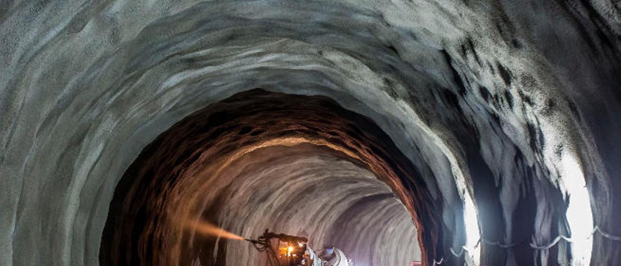 Obras de refuerzo interior de uno de los túneles en construcción.