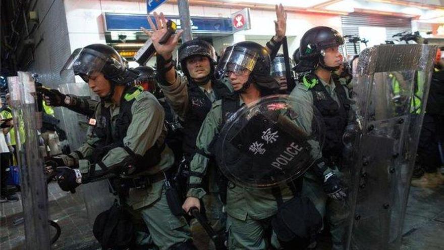 La policía de Hong Kong utiliza munición real para disuadir las protestas