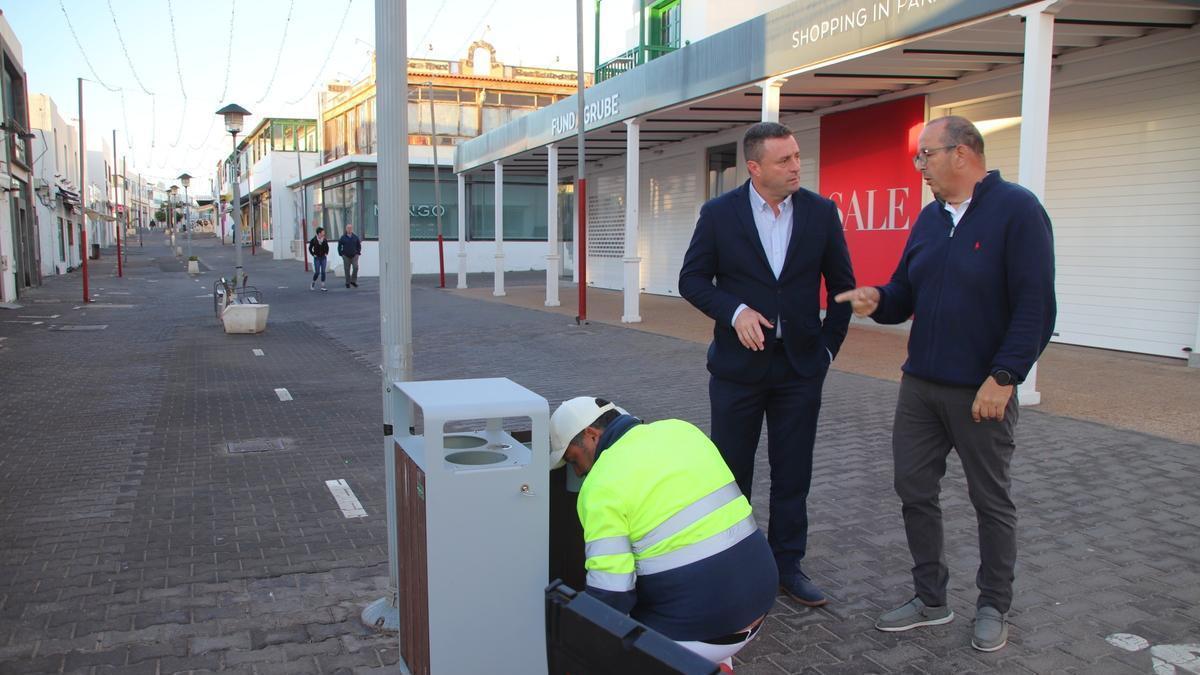 Óscar Noda (i) y Rubén Arca, en la calle Limones, en Playa Blanca, en el municipio de Yaiza