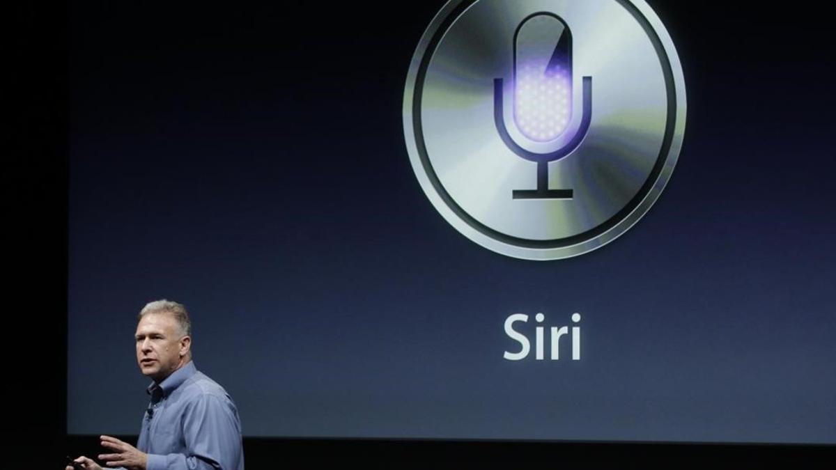 Phil Schiller, vicepresidente de Apple, con el logo de Siri, en una presentación.