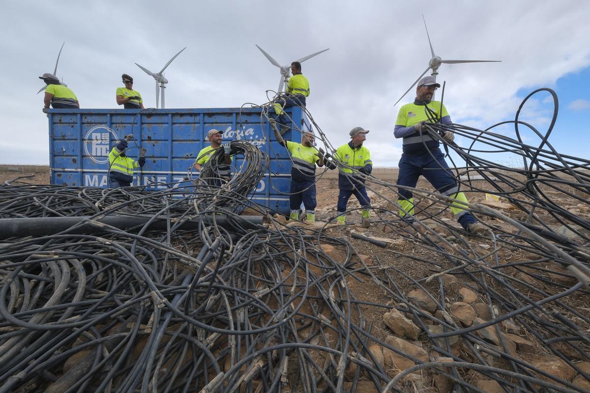Retirada de invernaderos abandonados en el sureste de Gran Canaria