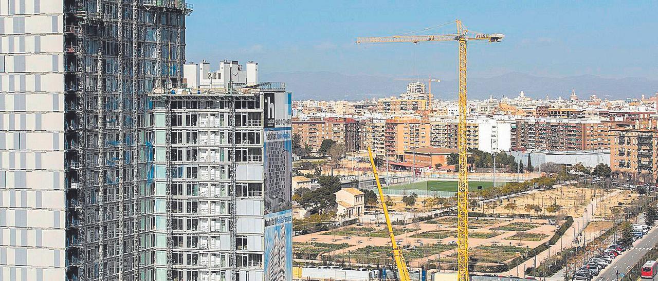 Viviendas en construcción en el PAI de Malilla frente a La Fe.