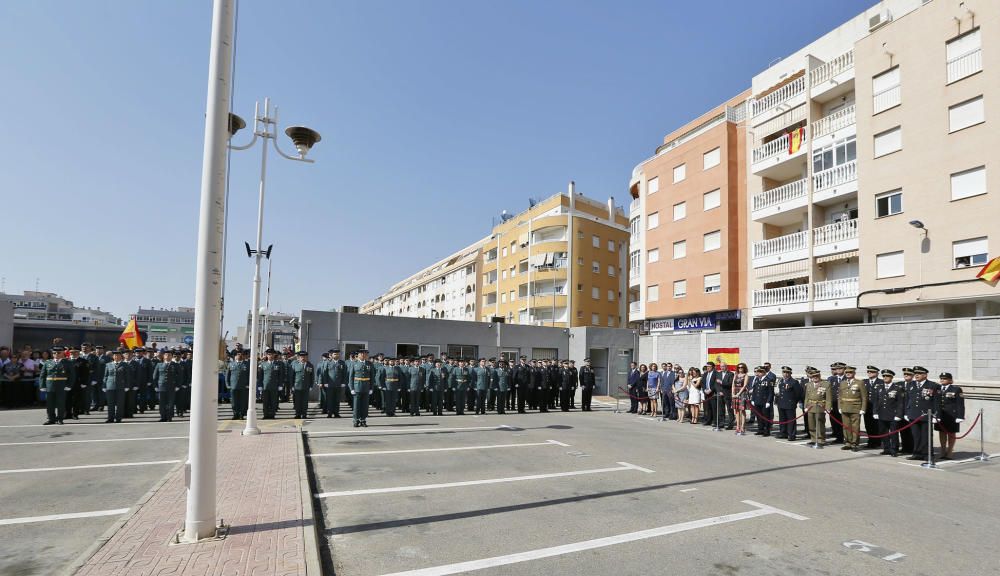 La Guardia Civil de la comarca celebra el día de su patrona en Torrevieja. Un grupo de vecinos se ha concentrado para dar su respaldo a las fuerzas de seguridad en Cataluña