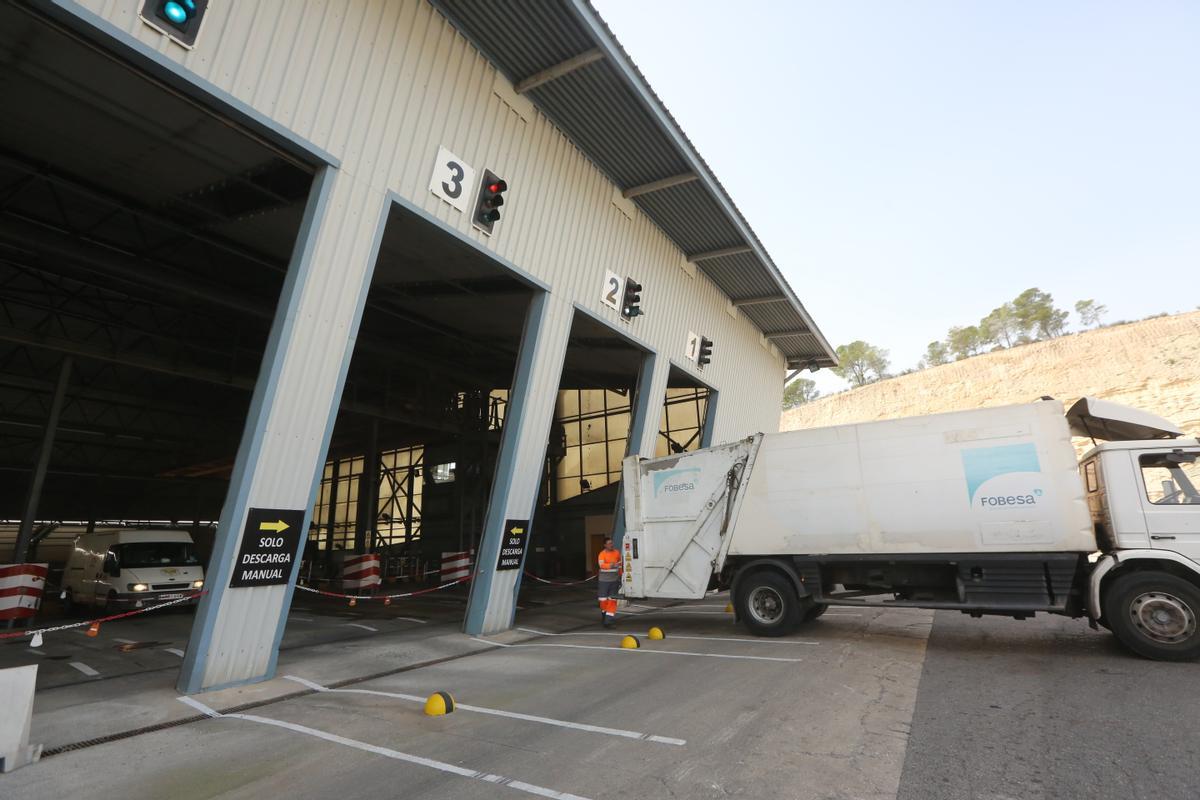 Un camión accediendo a la nave de la planta de transferencia para descargar.