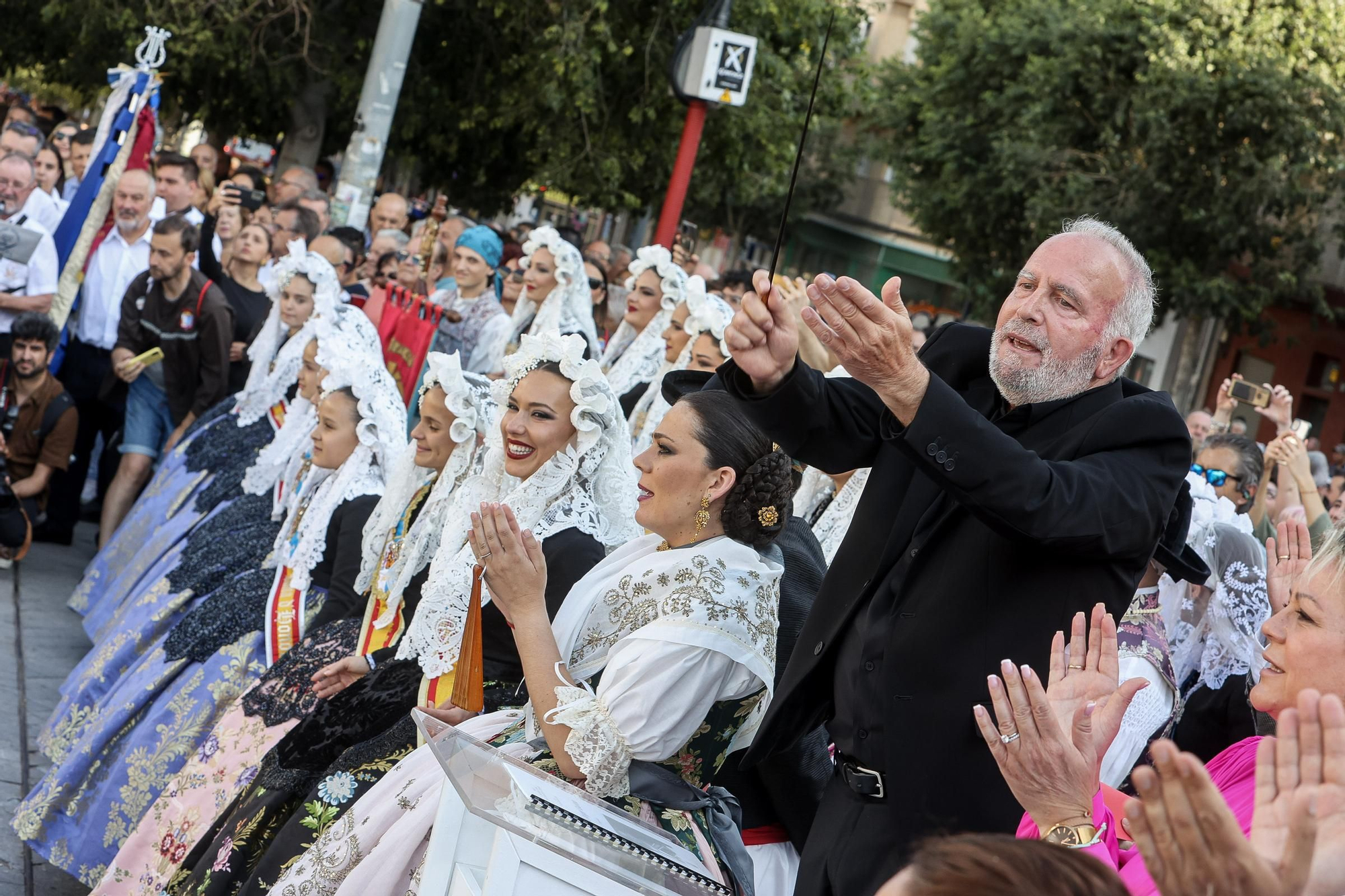 Resumen de los actos de inicio de las Hogueras 2024 ( Mascletà, Pasodoble, Homenaje Foguerers y Barraquers, desfile del Pregón y Pregón oficial )