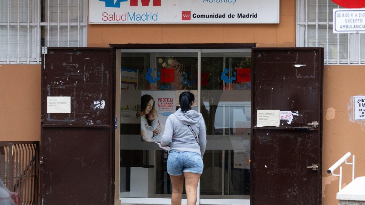 Una mujer entra a un centro de salud madrileño.