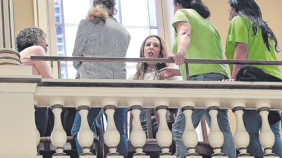 La consejera de Turismo y Empleo, Jessica de León, conversa con representantes de las ‘kellys’ en el Parlamento.