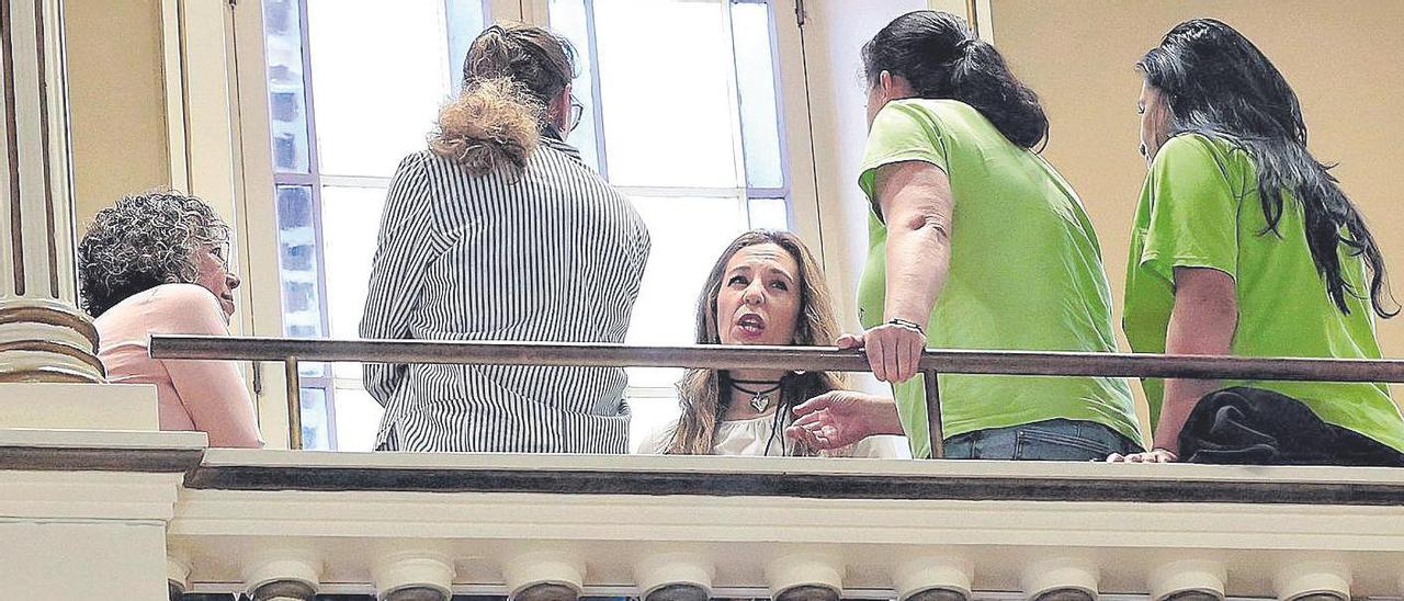 La consejera de Turismo y Empleo, Jessica de León, conversa con representantes de las ‘kellys’ en el Parlamento.