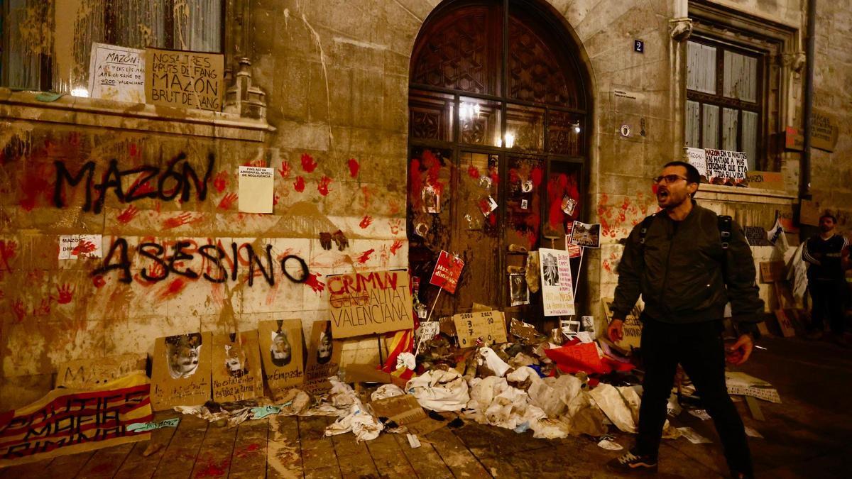 Un manifestante en las protestas por la gestión de la DANA en València.