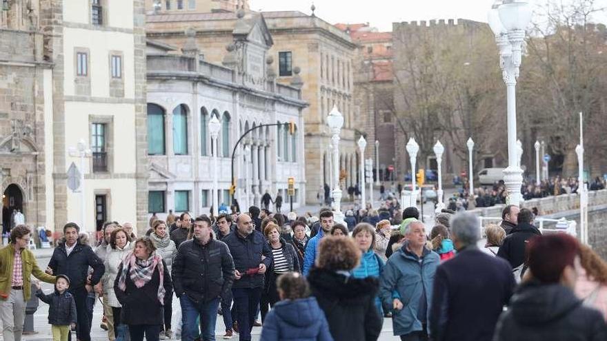 Ambiente en el paseo del Muro de Gijón.