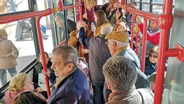 Usuarios, ayer en el interior del nuevo servicio gratuito de Ontinyent.