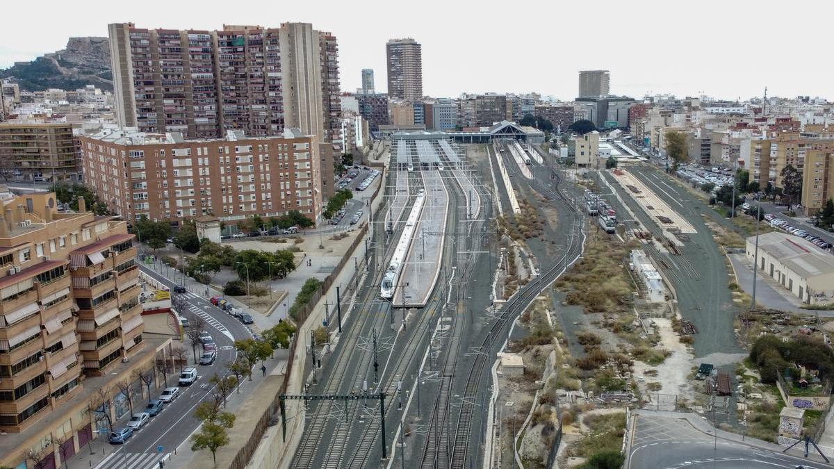 Vista aérea de parte de los terrenos del futuro Parque Central de Alicante, con la Estación Intermodal que estará al fondo