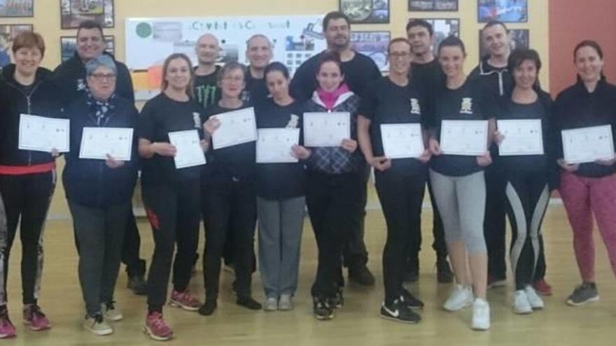 Participantes en el curso junto a los organizadores y la concejala de Igualdad, María Giménez.