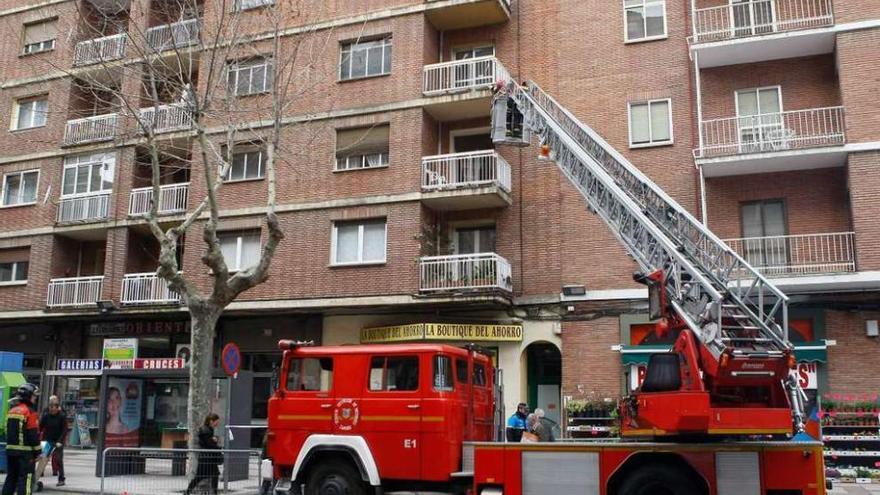 Intervención de los bomberos en Tres Cruces