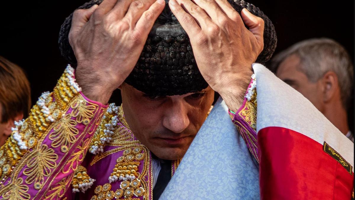 El torero Pablo Aguado se cala la montera antes de hacer un paseíllo