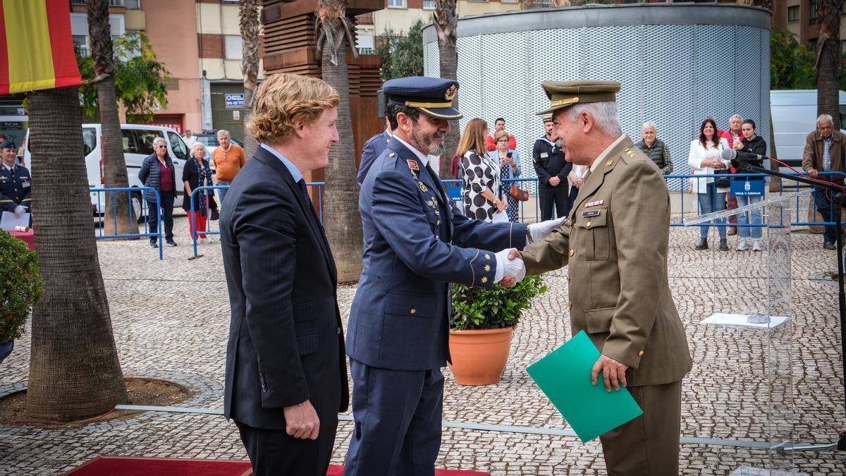 El delegado y el alcalde hacen entrega de las condecoraciones.