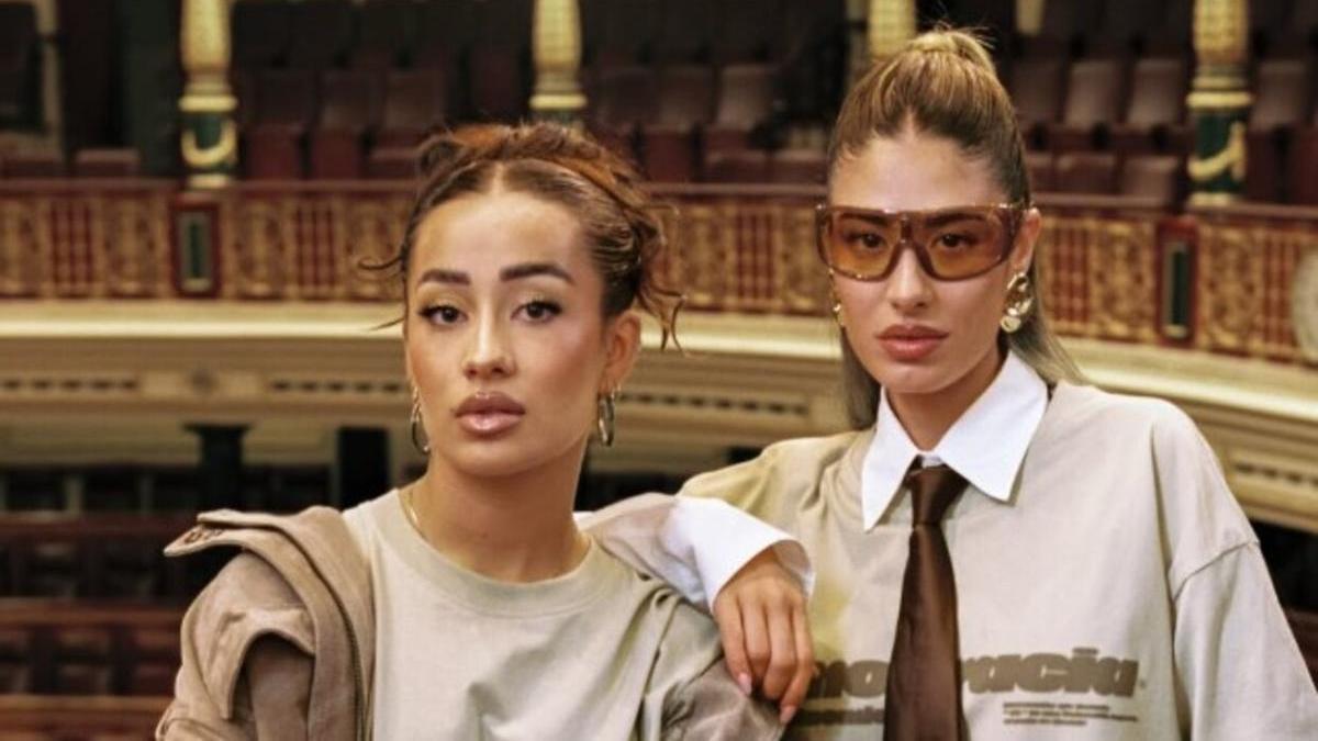 Marina Rivers y Sara Fructuoso en una de las fotos realizadas para la campaña en el Congreso de los Diputados.