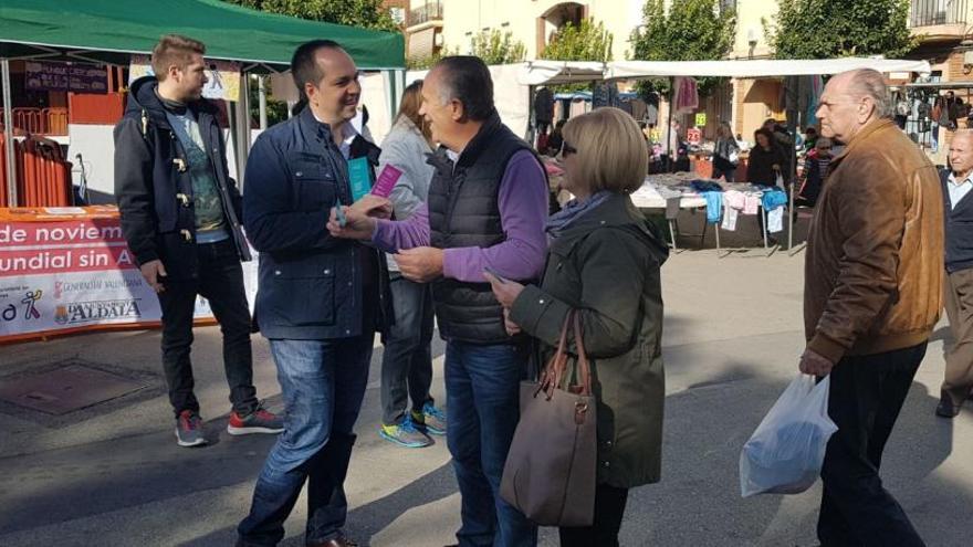 El alcalde repartiendo separadores de libros.