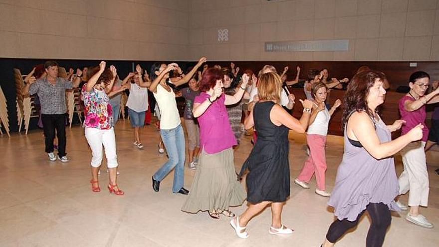 Participantes en el taller de danzas de la Raya, en el museo Etnográfico.