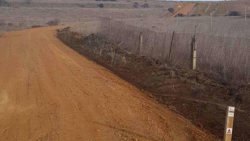 En las imágenes se muestra el estado que presenta uno de los caminos actualmente (arriba) y cómo estaba antes de que se realizaran los trabajos (abajo).