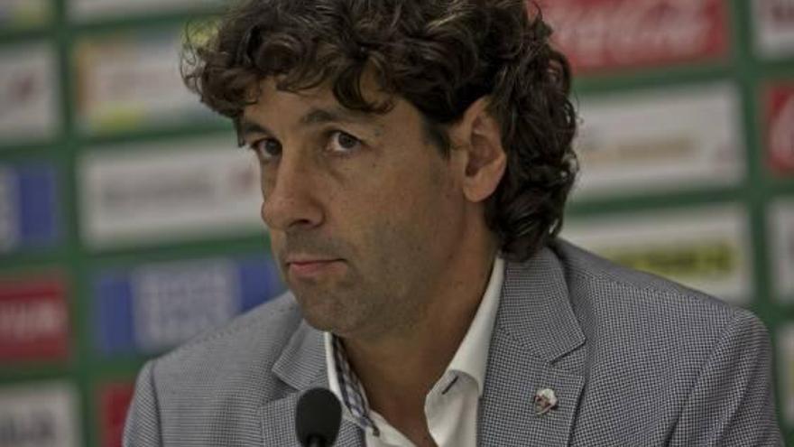 Emilio Vega: «Vengo al Elche a sumar  y no a quitar el puesto a nadie»