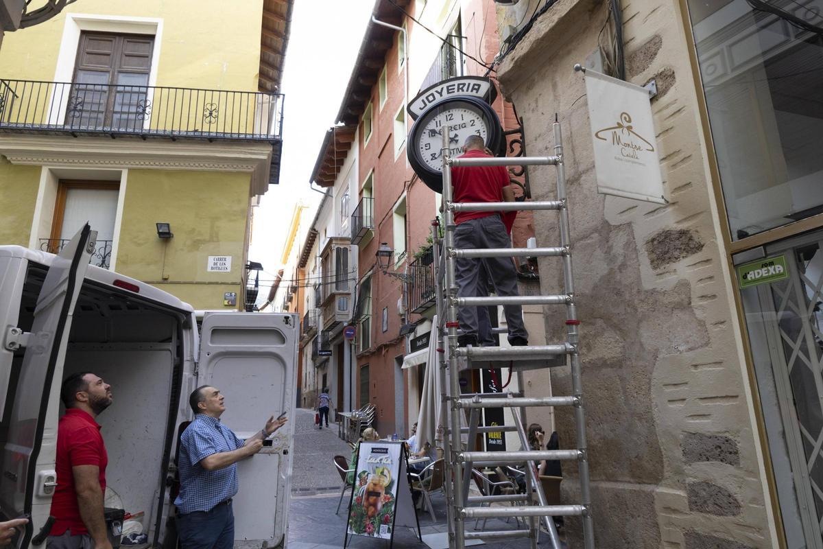Los trabajos de montaje del centenario reloj, este lunes.