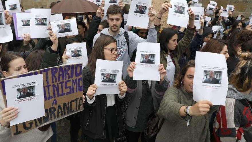 Protesta de alumnos, ayer, frente al rectorado de la Universidade de Santiago.